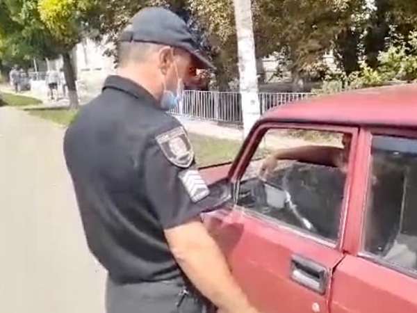 Полицейские Великой Новоселки призывают водителей соблюдать правила дорожного движения