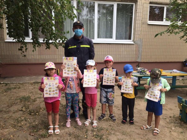 В Угледаре спасатели учат детей правилам безопасности