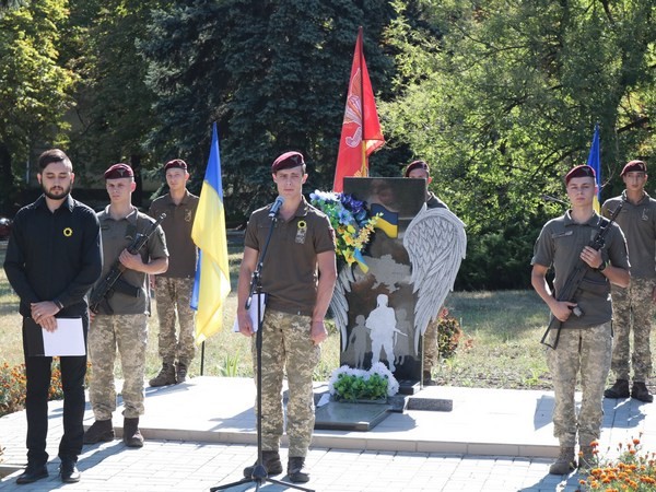 В прифронтовой Марьинке отметили День памяти защитников Украины