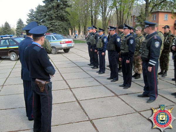Работников Марьинской милиции показательно построили на площади