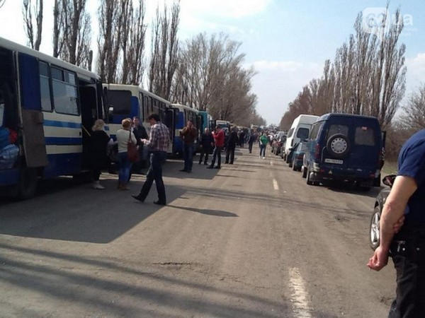 В пасхальные праздники огромный поток автомобилей парализовал работу пропускного пункта