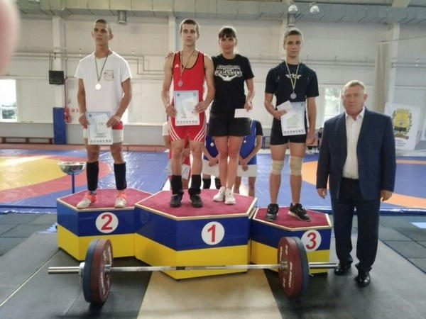 Угледарские тяжелоатлеты завоевали 8 медалей на чемпионате Донецкой области
