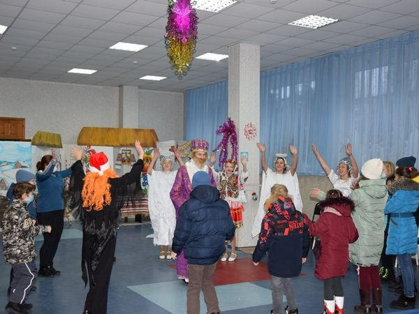 По случаю Дня Святого Николая в Угледаре для детей устроили праздник с подарками