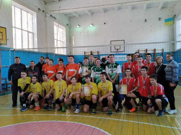 В Марьинке прошел ежегодный открытый турнир по волейболу