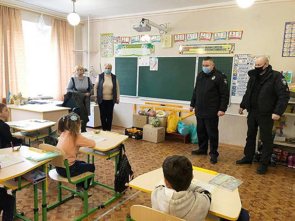 Марьинские полицейские поздравили детей с Днем Святого Николая