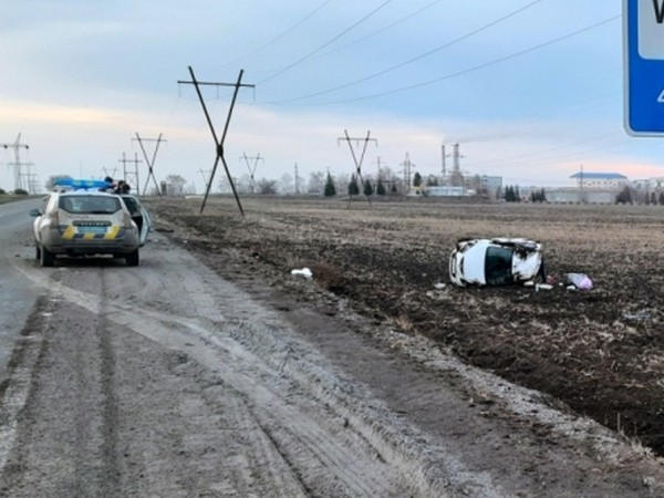 На дороге между Курахово и Марьинкой перевернулся автомобиль: есть пострадавшие