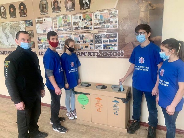 В Великой Новоселке полицейские проверяют, как в школах соблюдают правила карантина