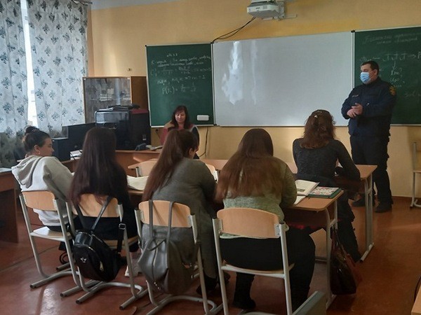 В Великой Новоселке спасатели проводят профилактические беседы со школьниками