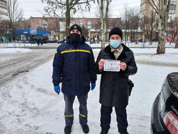 В Угледаре спасатели проводят разъяснительную работу среди местных жителей