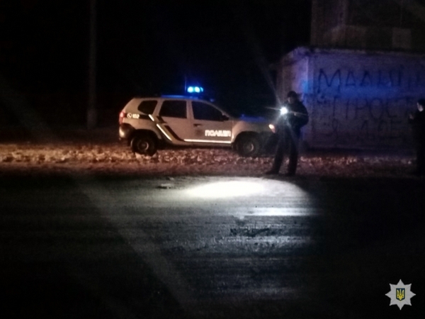 Полиция Курахово разыскивает водителя автомобиля, который сбил женщину и скрылся с места ДТП