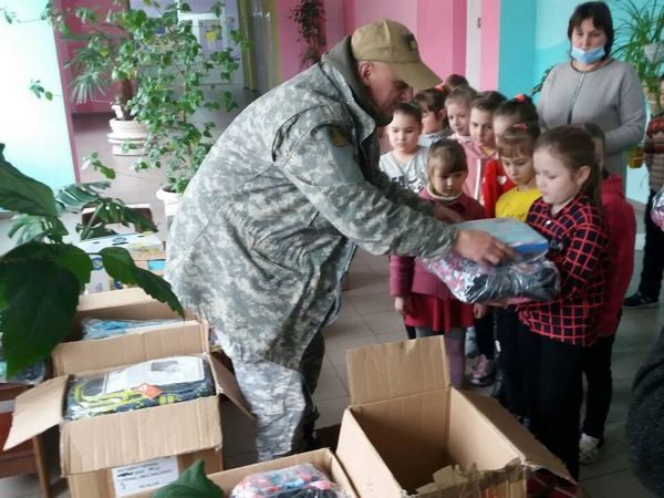 Школьникам прифронтовой Марьинки доставили гуманитарную помощь