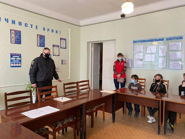 Полицейские Курахово помогают воспитывать «проблемных» школьников