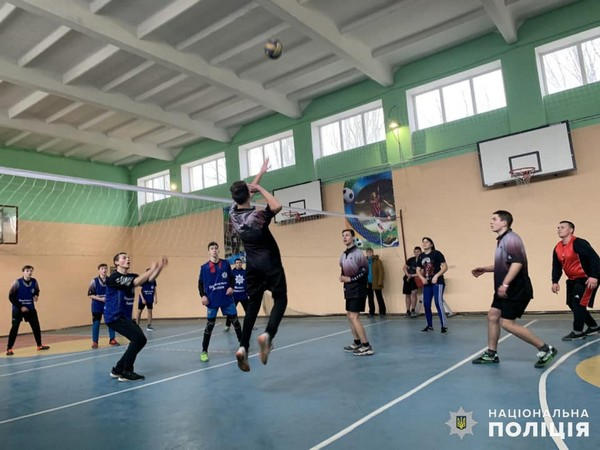 В Великой Новоселке полицейские организовали волейбольный турнир для подростков