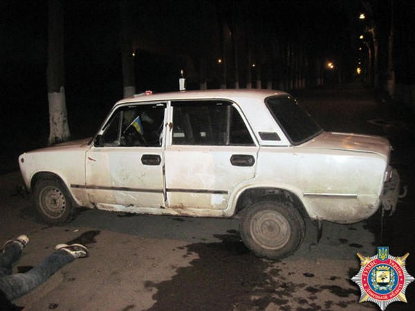 Освободившись из тюрьмы, мужчина вооружился, угнал автомобиль и отправился в Курахово