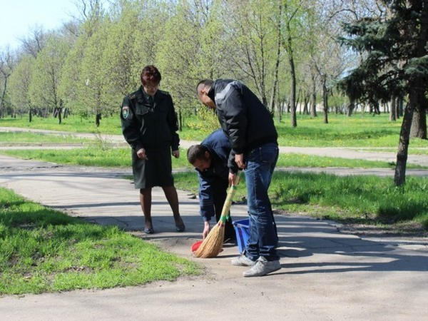 Накануне Дня Победы осужденные провели субботник в Курахово и почтили память погибших