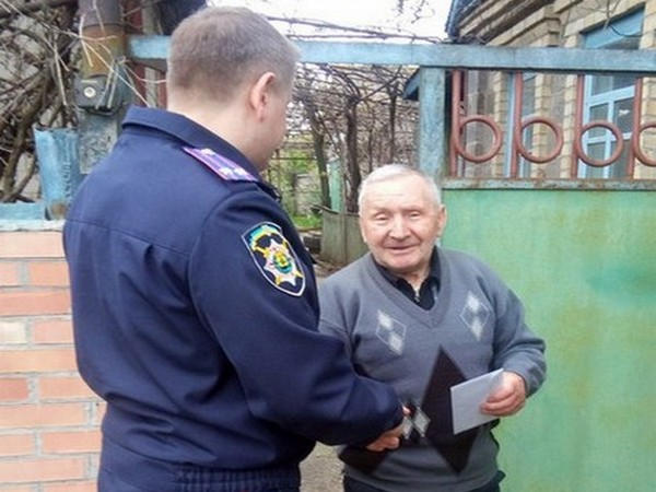 Ветеранам Марьинки и Красногоровки вручили подарки ко Дню Победы