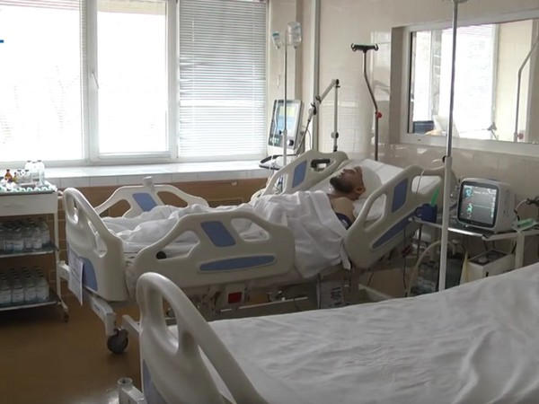 В Днепре медики борются за жизнь военного, которому вблизи Красногоровки вражеская пуля попала в голову