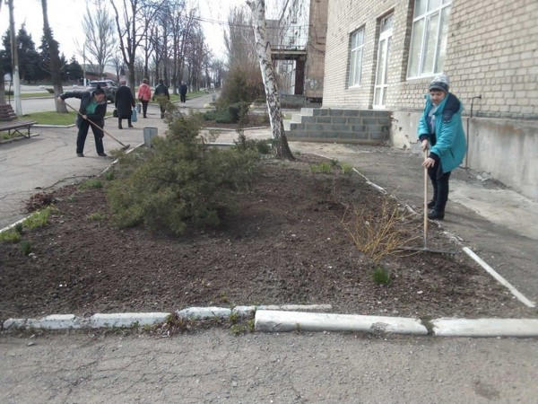 В Марьинке работники военно-гражданской администрации приняли участие в благоустройстве города