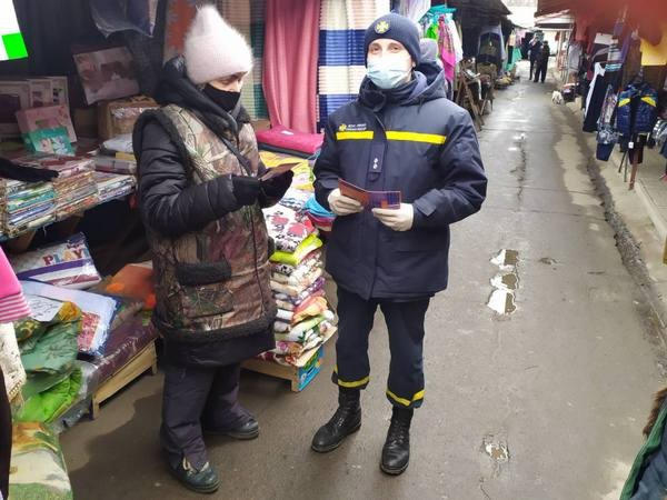 В Курахово спасатели провели профилактический рейд по местному рынку