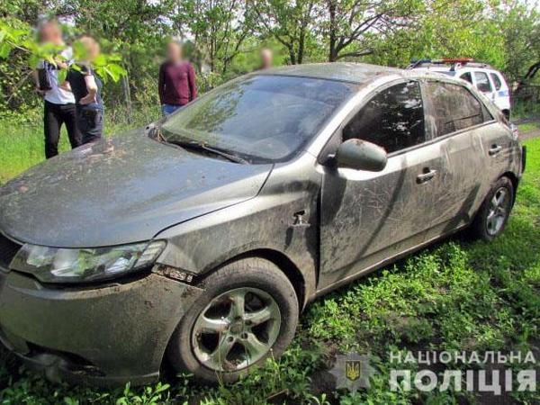 Полиция Курахово разыскала мужчину, который на угнанном автомобиле врезался в бетонный забор частного дома