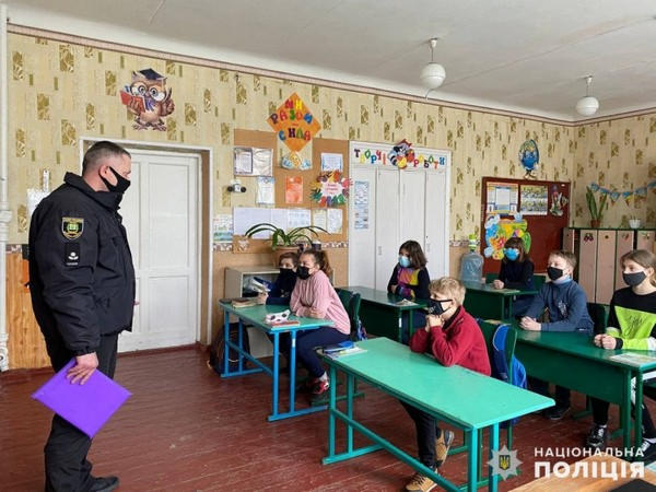 Полицейские Курахово учат детей противодействовать буллингу