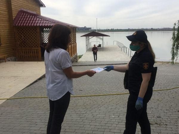 На базах отдыха Кураховского водохранилища спасатели провели профилактические беседы с отдыхающими