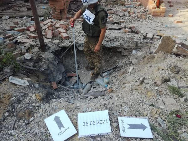 Военные показали последствия вчерашнего вражеского артиллерийского обстрела Красногоровки