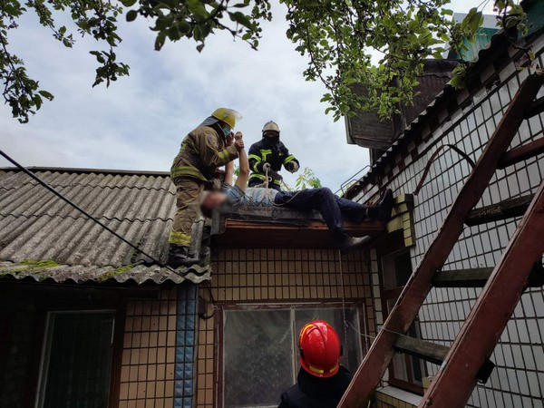 Для жителя Красногоровки попытка отремонтировать крышу закончилась приездом скорой помощи и спасателей