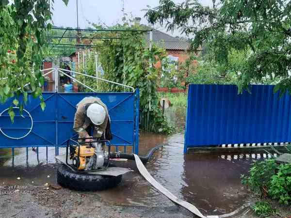 Из-за непогоды в Великоновоселковской громаде воду из затопленного домовладения пришлось откачивать с помощью мотопомп
