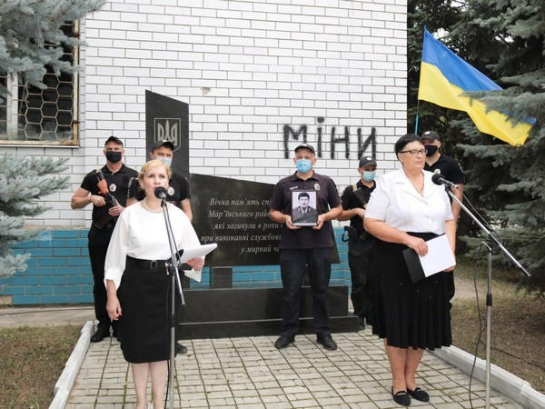 В Марьинке почтили память погибших правоохранителей