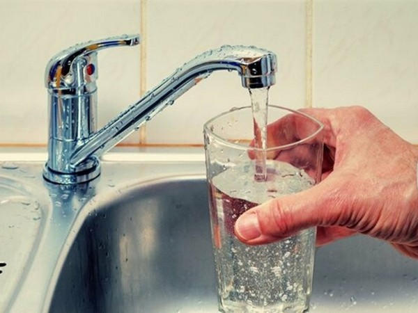 Почему у воды из-под кранов жителей Донетчины появился неприятный запах?