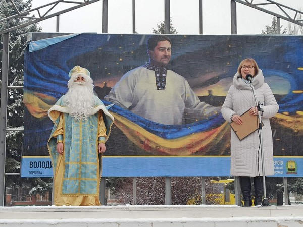 В Марьинке торжественно открыли главную новогоднюю елку