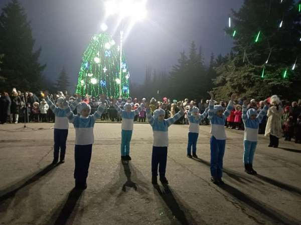 В Курахово торжественно открыли главную новогоднюю елку