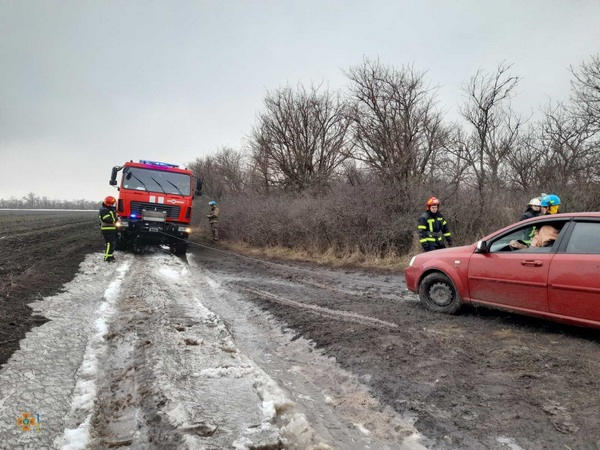 В Великоновоселковской громаде застрявший в грязи автомобиль пришлось вытаскивать спасателям
