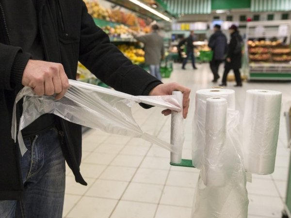 С сегодняшнего дня «бесплатные» пластиковые пакеты в супермаркетах значительно подорожают