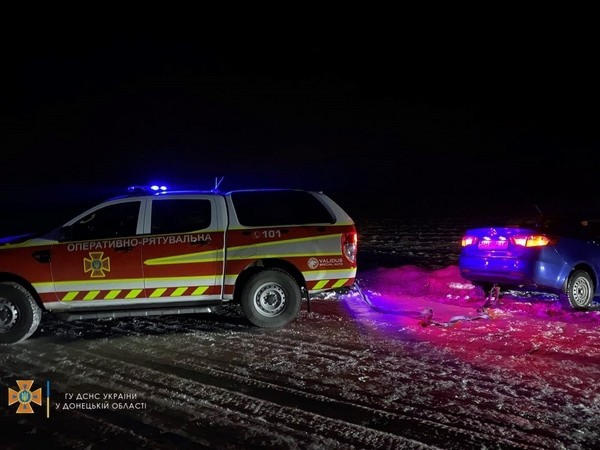 Из-за непогоды вблизи Курахово автомобили массово застревают в снежных заносах