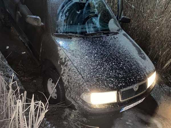 Вблизи Курахово автомобиль застрял в грязи: пришлось вызывать спасателей