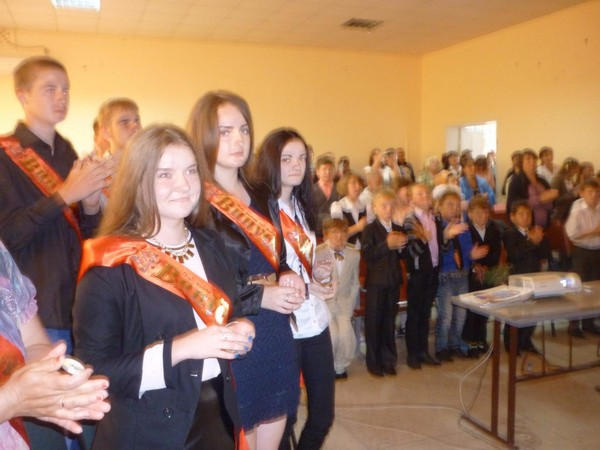 В Марьинском районе простились со школой