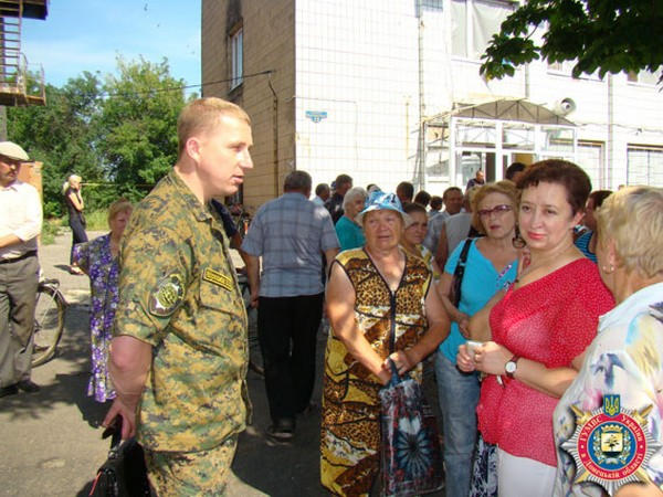 Начальник областной милиции пообщался с жителями прифронтовой Марьинки