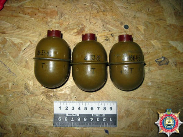 Из Курахово пытались отправить посылку с гитарой, начиненной гранатами