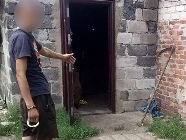 В Марьинском районе уголовники чуть не зарезали женщину из-за продуктов