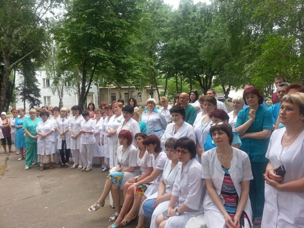 Медиков Марьинского района поздравили с профессиональным праздником