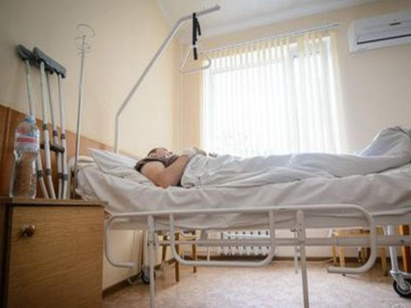 Медики спасают жизнь бойцу, получившему страшные ранения в Марьинке