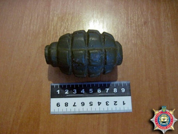 Житель Курахово с гранатой разгуливал по городу и пил пиво