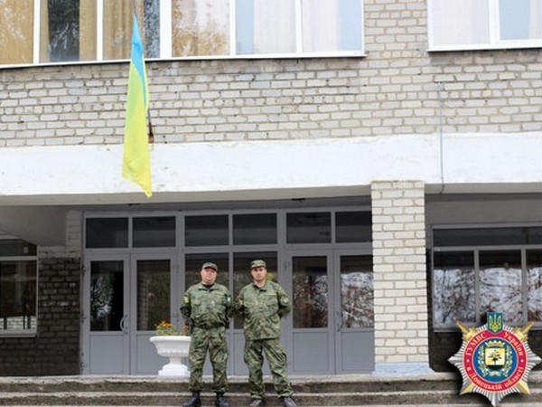 Для обеспечения порядка в школах Марьинки и Красногоровки будут дежурить работники милиции