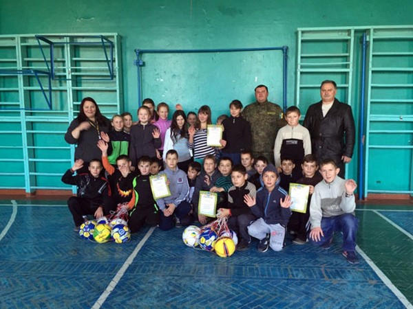 Милиция подарила спортивный праздник школьникам Красногоровки и Марьинки
