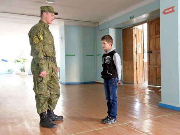 В школах прифронтовой Марьинки постоянно дежурят работники милиции