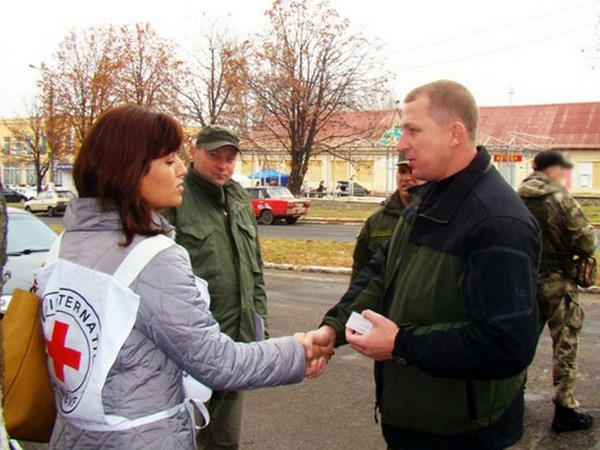 В полуразрушенной Марьинке собрались представители власти, Красного Креста и Вячеслав Амброськин