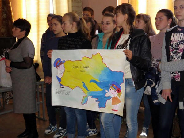 Дети из Красногоровки и Марьинки довели до слез школьников Закарпатья