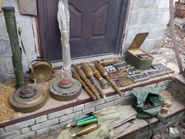 В хозпостройке на территории домовладения в Марьинке обнаружен арсенал оружия